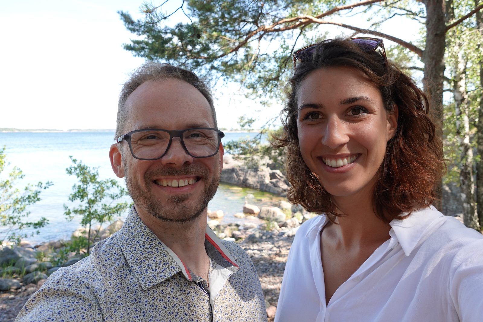 Tommi Ilmonen and Laure Tissino-Ramon smiling on the Finnish coast